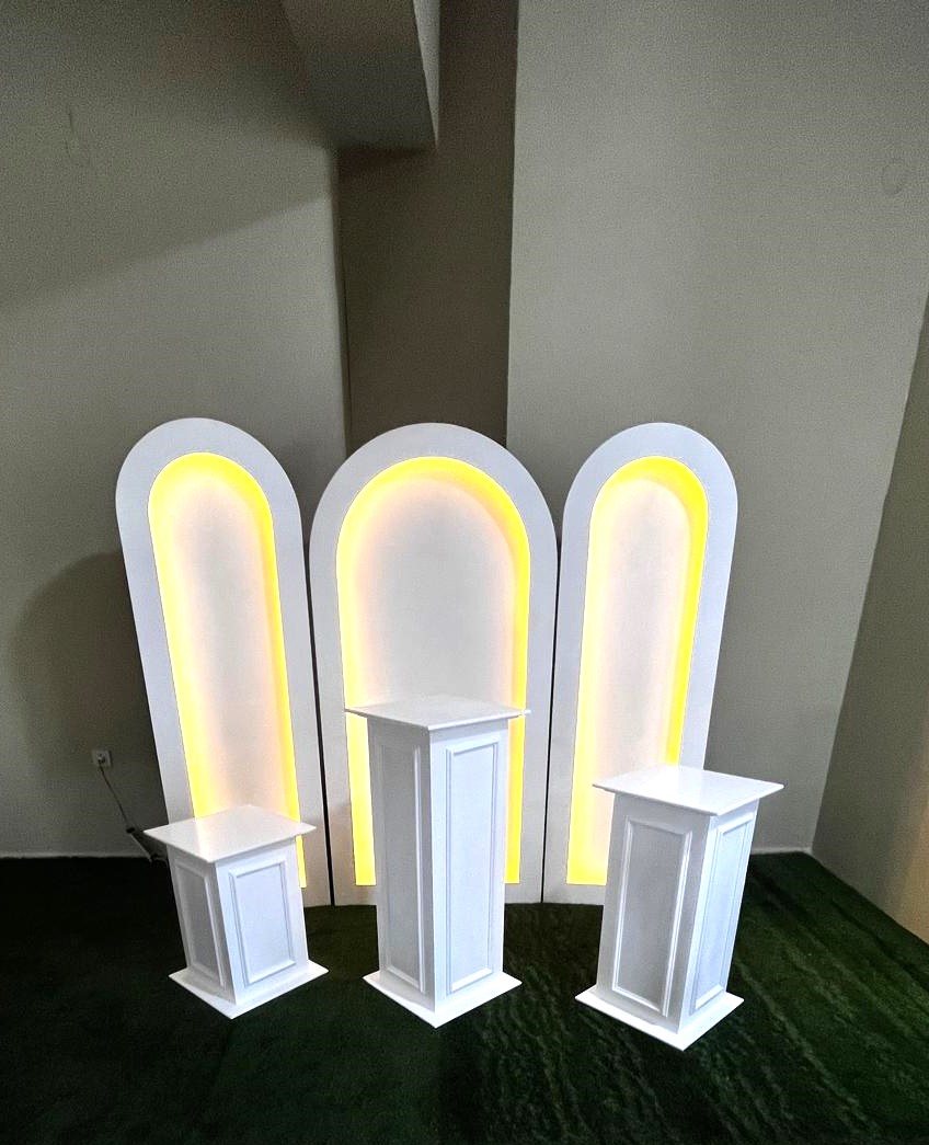LED Işıklı 3’lü Kemer Arka Fon ve Klasik Sütun Sehpa Seti - Görsel 2