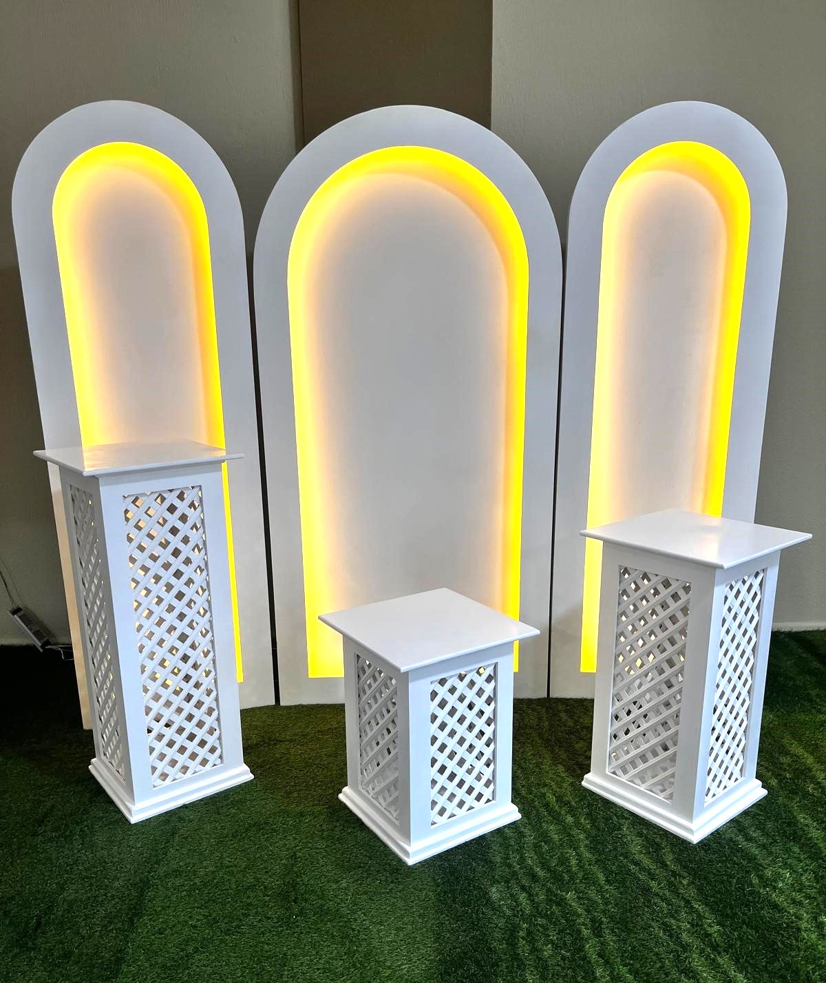 LED Işıklı 3’lü Kemer Arka Fon ve Dekoratif Sütun Sehpa Seti