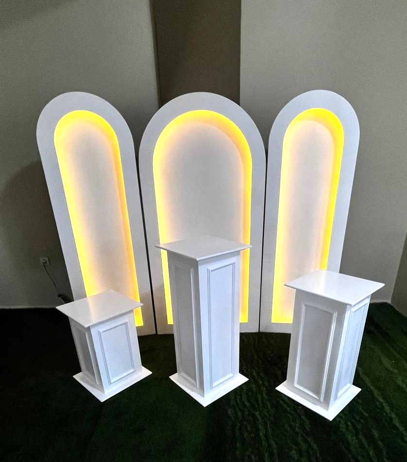 LED Işıklı 3’lü Kemer Arka Fon ve Klasik Sütun Sehpa Seti